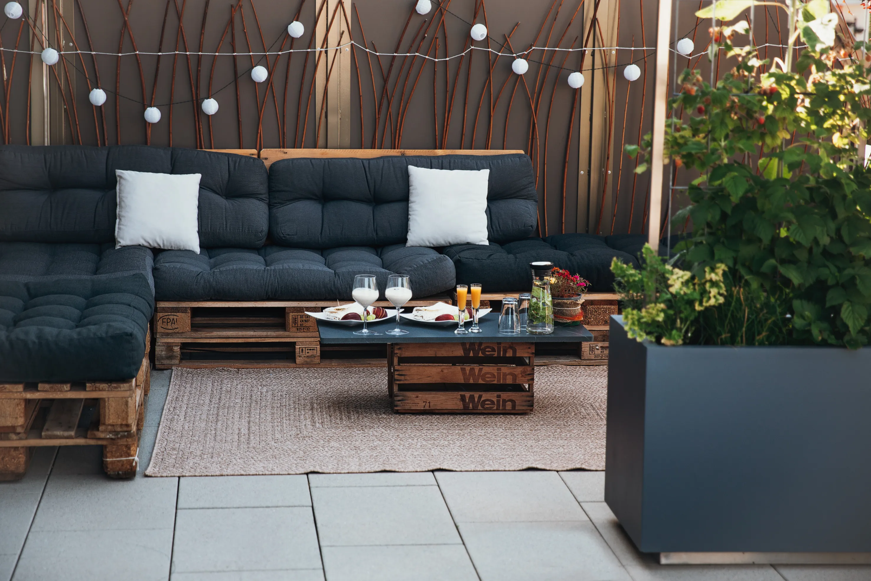 Chill-out lounge with rooftop garden